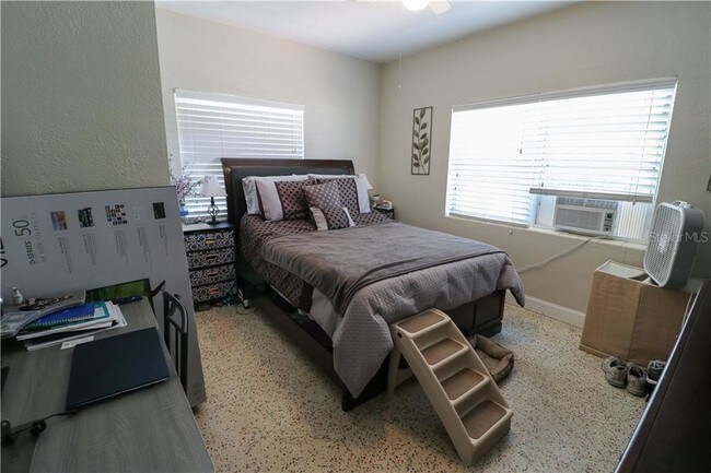 Building Photo - 420 E Tarpon Ave