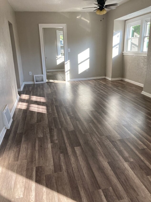 Primary Photo - Spacious Recently updated 2 Bedroom 1 Bath...