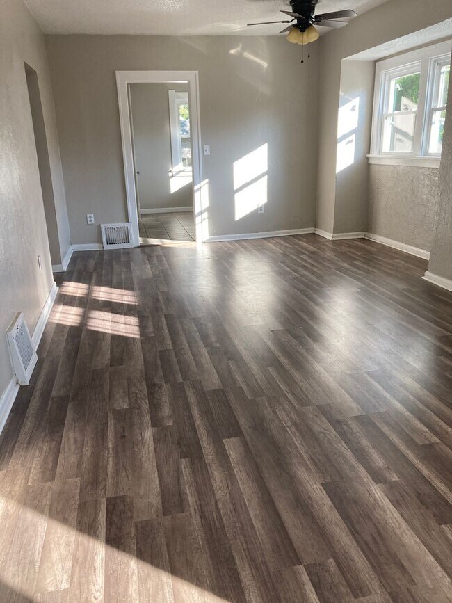 Foto del edificio - Spacious Recently updated 2 Bedroom 1 Bath...