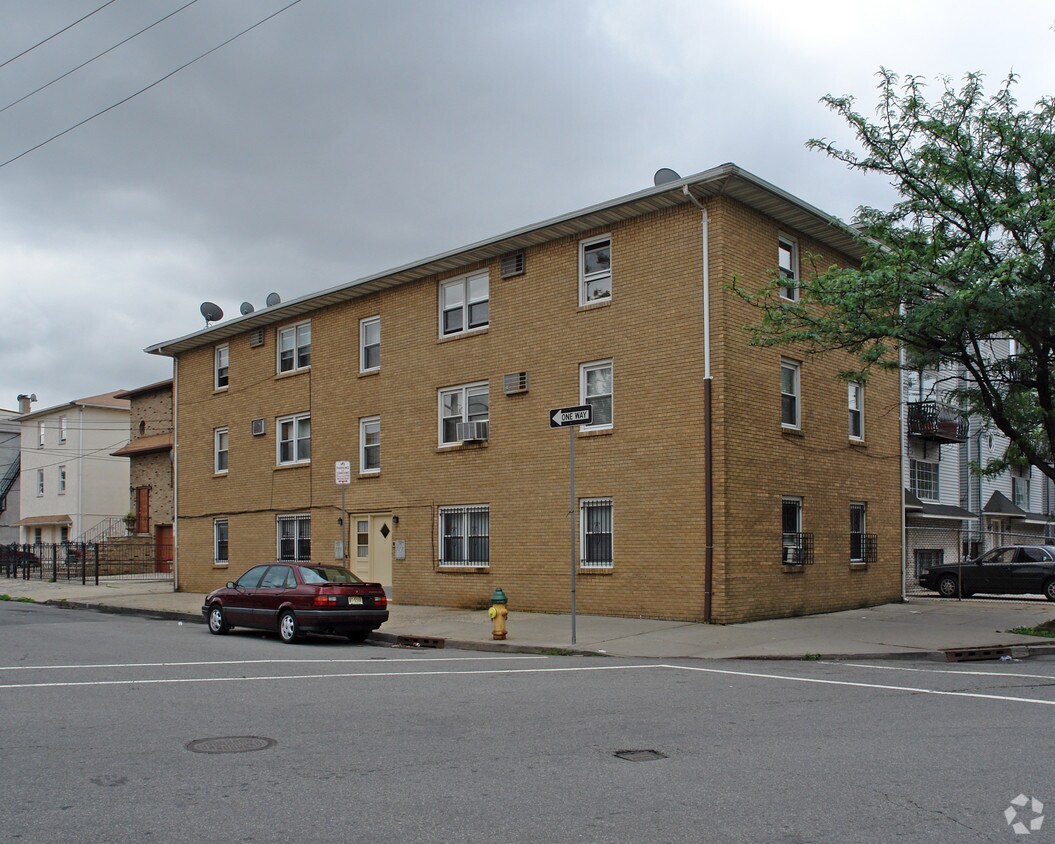 Primary Photo - 33 Richards St
