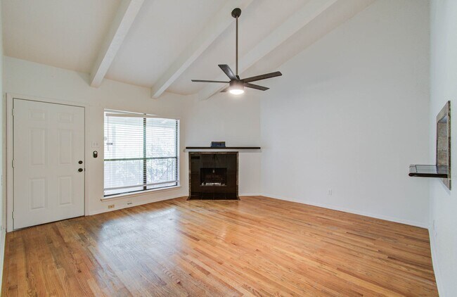 Foto del edificio - 5711 Sugar Hill Dr