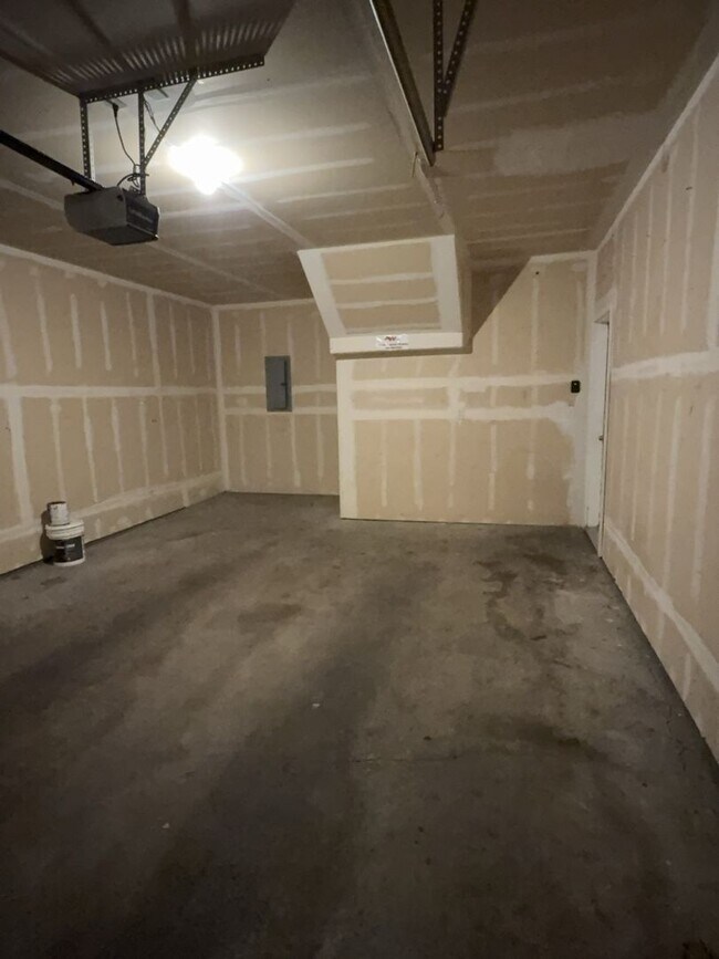 Building Photo - Spacious 2 Bed, 2 Bath Condo
