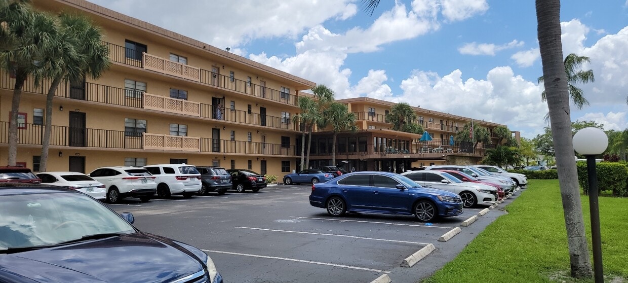 Foto principal - 9273 SW 8th St