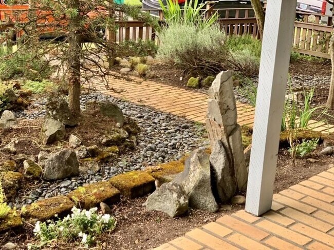 Building Photo - **$500 Off First Month's Rent** Charming H...
