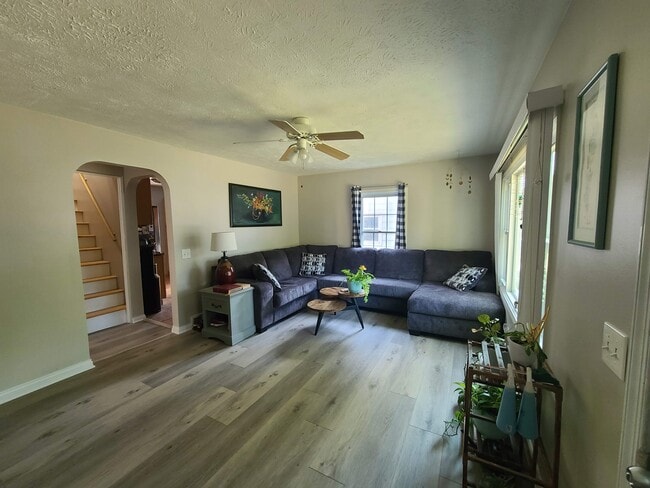 Living room - 707 E Wood St