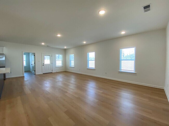 Foto del edificio - 4 bedroom 2 bath house built in 2024 in ne...