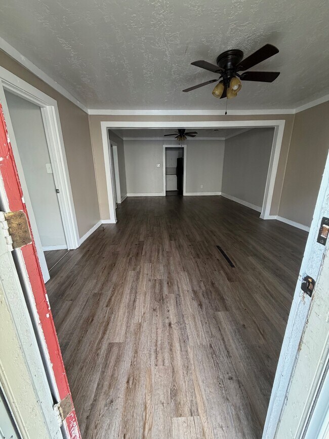 Foto del edificio - 562 Lewis Ave