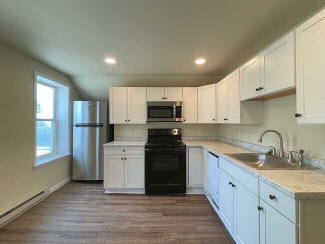 Building Photo - 100 Miller St Triplex