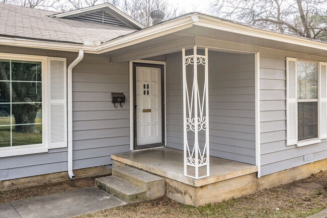 Building Photo - 606 Hillcrest St