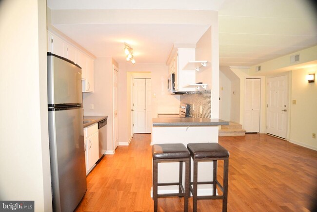 Building Photo - 404 Village Walk