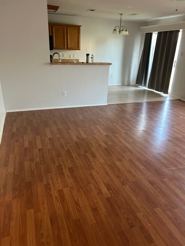 Foto del edificio - 476 Forest Ln