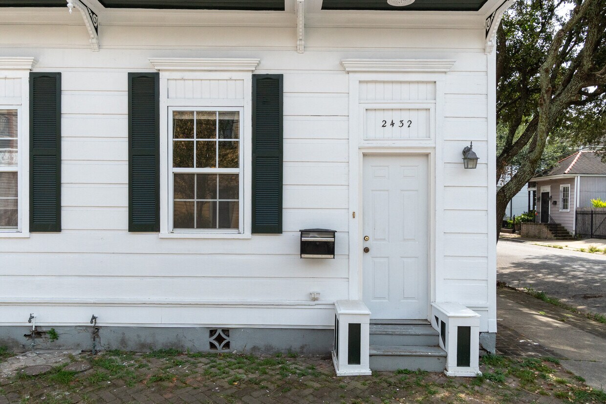 2432 Laurel St, New Orleans, LA 70130 Townhome Rentals in New Orleans