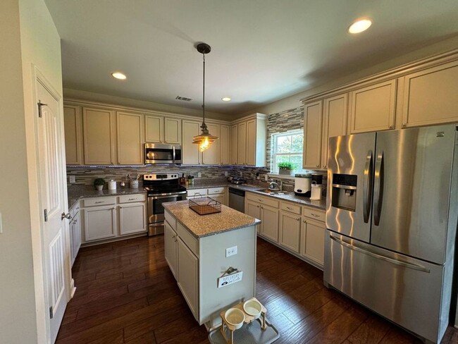 Building Photo - 4 Bedroom 3 Bath located in Creekside!! Av...