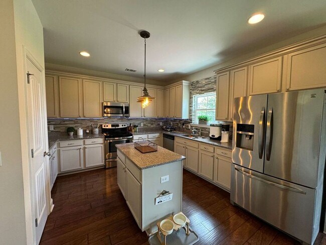 Foto del edificio - 4 Bedroom 3 Bath located in Creekside!! Available Now!!