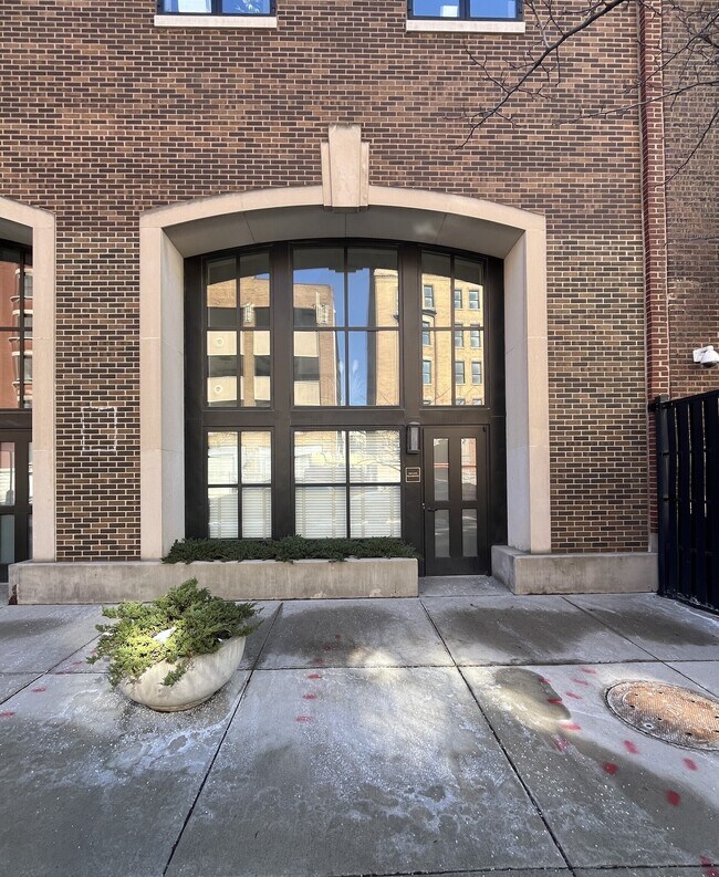 Building Photo - 350 N Meridian St