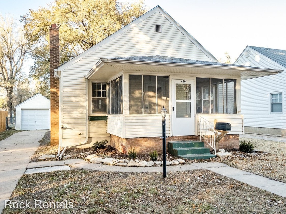 2 br, 1 bath House 420 E 14th Ave House for Rent in Hutchinson, KS