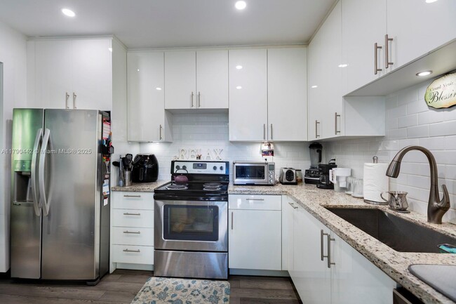 Foto del edificio - 545 NE 111th St