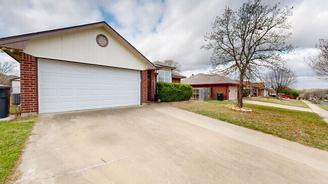 Building Photo - 2 WEEKS FREE!!! NEW PAINT!!!!!! ONLY $1,395!!