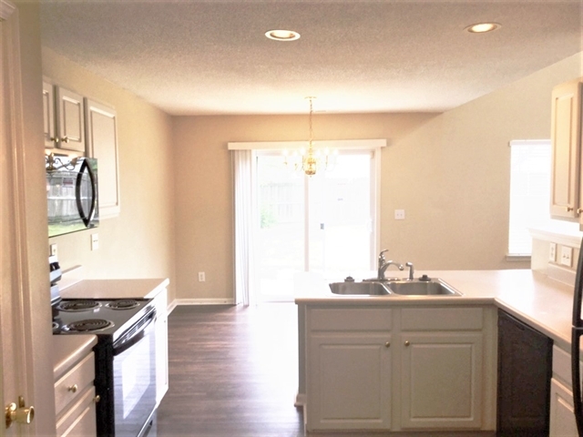 Foto del edificio - 4271 Lake Woodard Drive