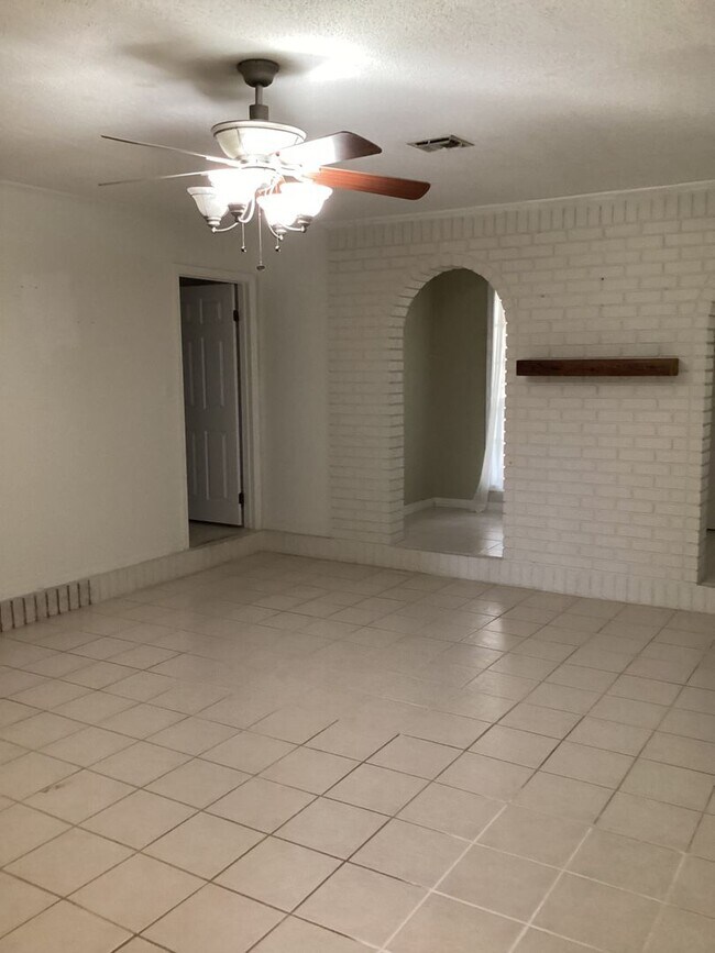 Building Photo - 4-bedroom, 2-bathroom home!