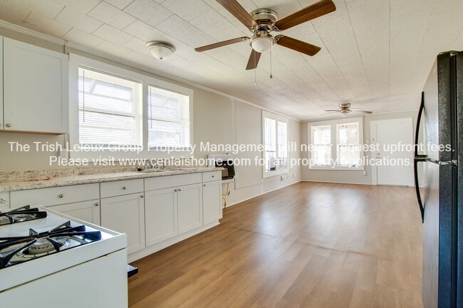 Building Photo - 3/1 Close to down town Pineville and Alex