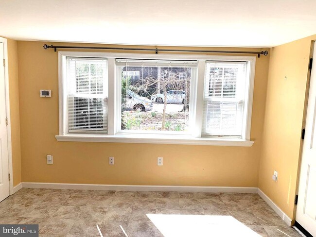 Foto del edificio - 4459 MacArthur Blvd NW