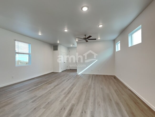 Building Photo - 310 N Addison Way