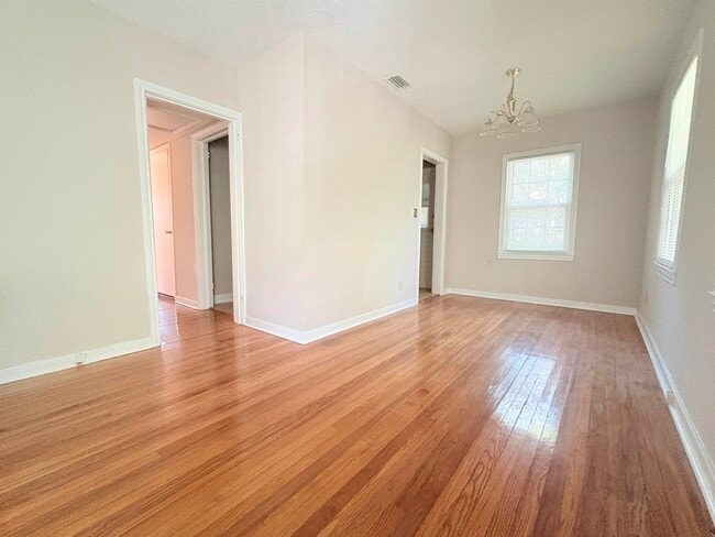 Building Photo - 606 Collins Dr