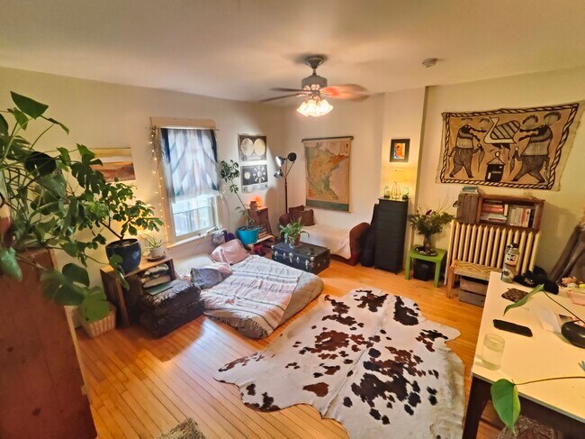 Foto del edificio - 228 E 8th St