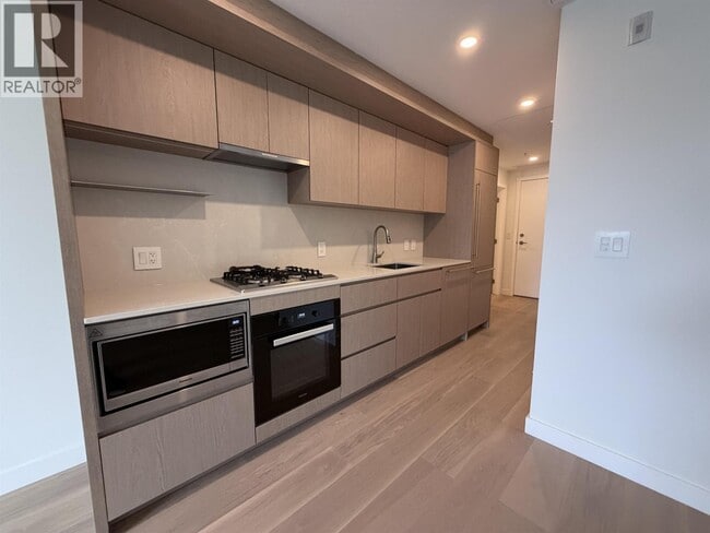 Building Photo - 5212 Cambie St.
