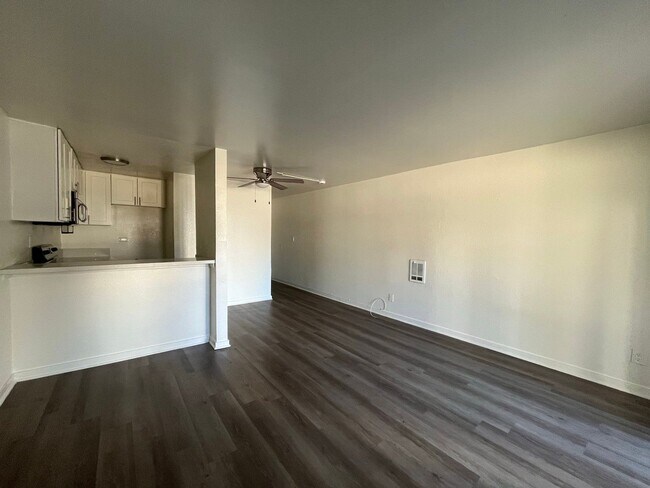 Foto del edificio - 9010 Tobias Ave