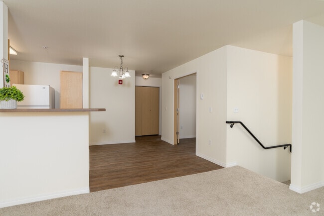 1BR, 1BA - 886SF - Bentley Apartments