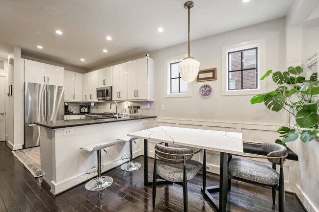 Foto del edificio - 1325 Naylor Ct NW