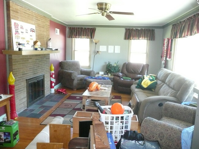 bright livingroom - 2909 S 76th St