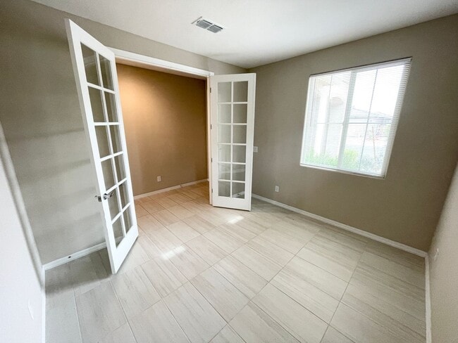 Building Photo - Beautiful 3 Bed/2 bath home with tons of u...