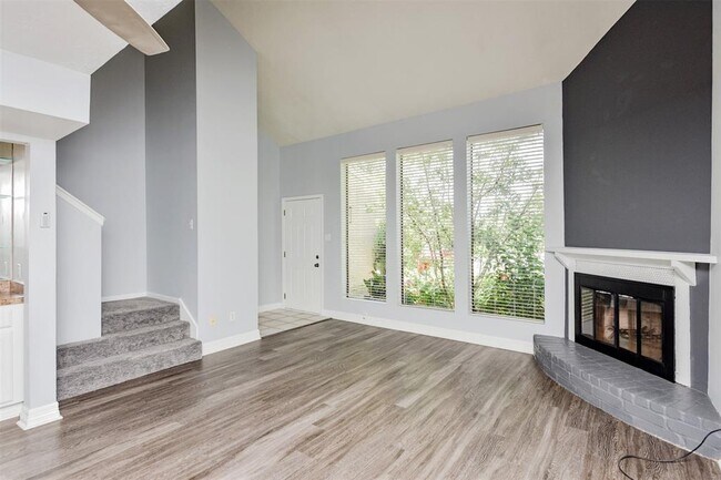Building Photo - 10811 Greenwillow St