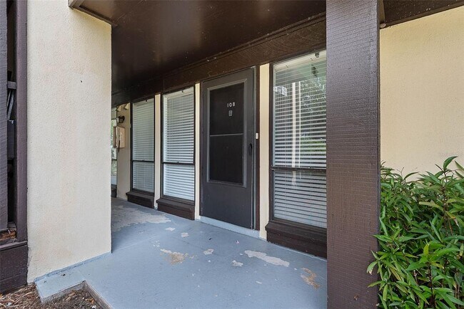 Building Photo - 60 Club House Dr