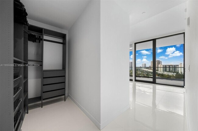 Foto del edificio - 18975 Collins Ave