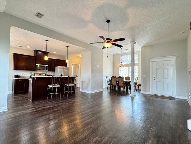 Foto del edificio - MOVE-IN READY! (Pet Friendly)