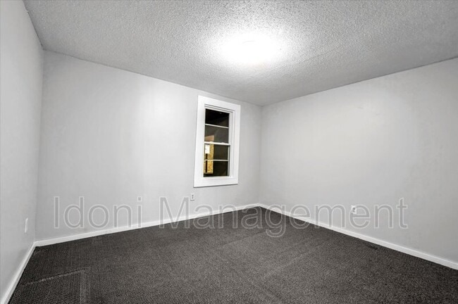 Building Photo - 21 Greenwoods Ave