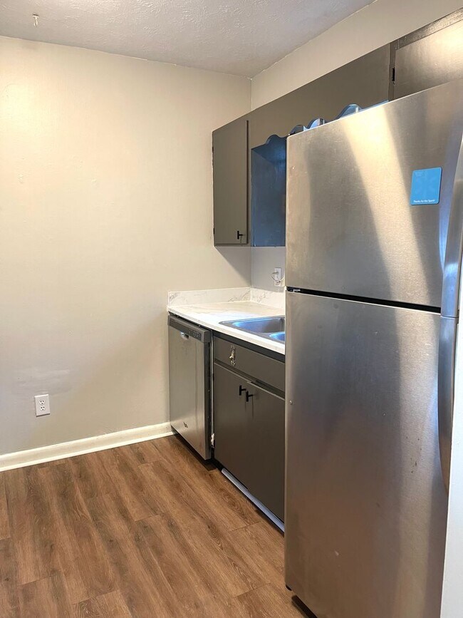 Building Photo - SPACIOUS 2/1 w/ Open Floor Plan, Fenced Ya...