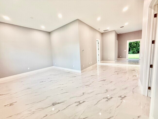 Foto del edificio - 675 NE Moss Rose Pl