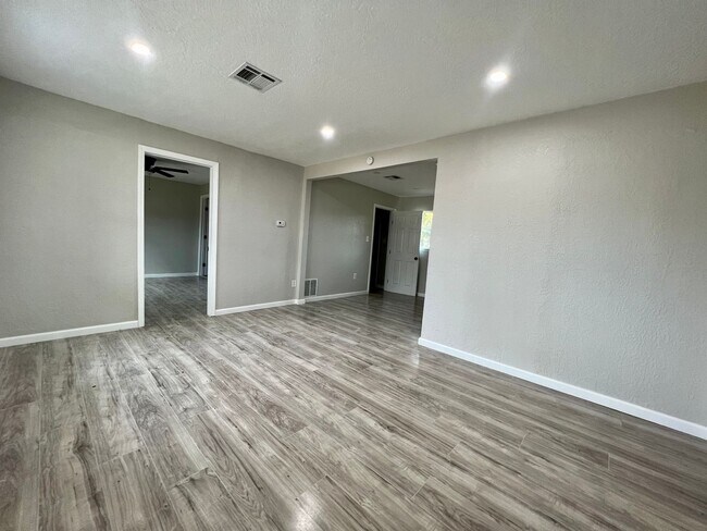 Foto del edificio - 4817 NW Pollard- COMING SOON!