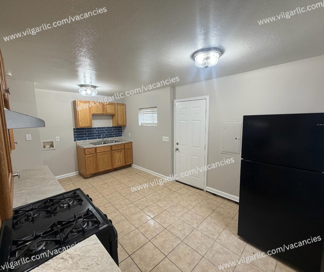 Building Photo - FOR RENT — SPACIOUS 3 BED / 1 BATH HOME
