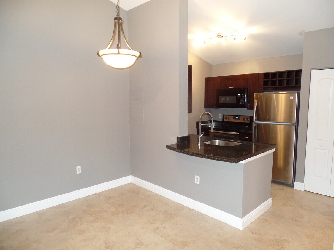 Primary Photo - 2820 N Oakland Forest Dr