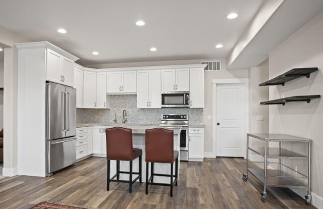 Foto del edificio - Spacious 4-Bedroom Basement Apartment – Ut...