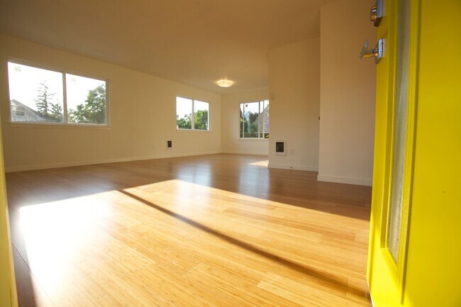 Building Photo - #244-5110 SE 41st Ave