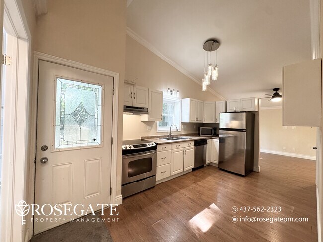 Building Photo - Spacious 2-Bedroom Main Level Apartment with Backyard & 2 Parking Spaces – Mississauga