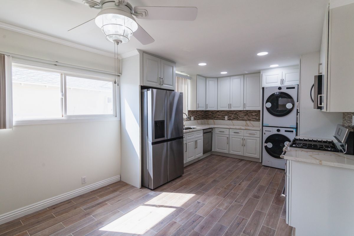 Foto del edificio - 8646 Corbin Ave