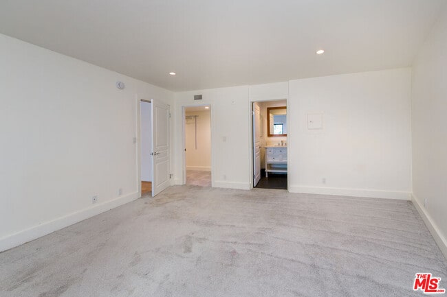 Building Photo - 1633 S Bentley Ave